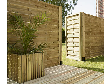 Una puerta de madera para el cerramiento del jardín